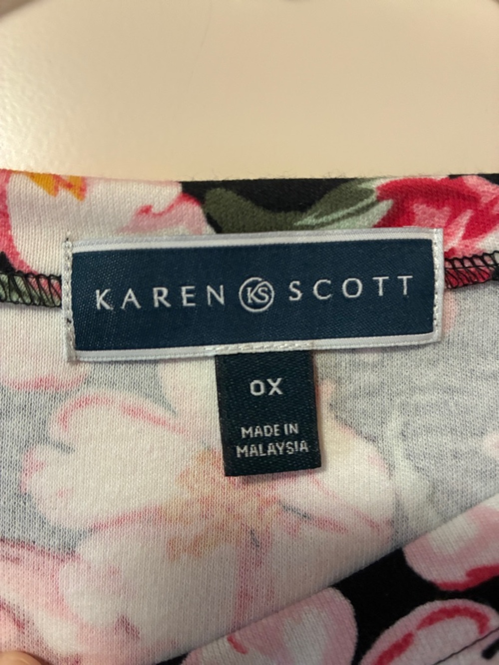 Size 0X (14/16W) Karen Scott Black and White Dot & Pink Floral Top - Picture 11 of 12